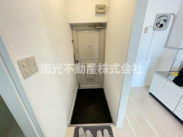 グローリィハイツ八戸ノ里の玄関