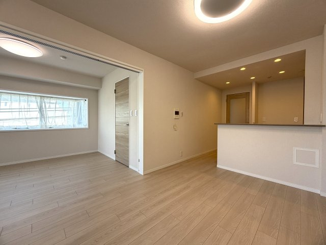 四季の森と名が付く様に、付近には公園が豊富！！つまり、緑と共に暮らすと言う一度は憧れるこのテーマを体現したような立地！！逆に、近すぎないってのも良いんです！な、『ルピナス四季の森公園』リフォームの居間・リビング|ゆったりとした居間です