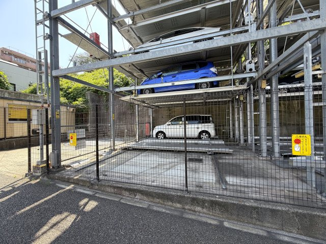 四季の森と名が付く様に、付近には公園が豊富！！つまり、緑と共に暮らすと言う一度は憧れるこのテーマを体現したような立地！！逆に、近すぎないってのも良いんです！な、『ルピナス四季の森公園』リフォームの駐車場|カースペースがあります
