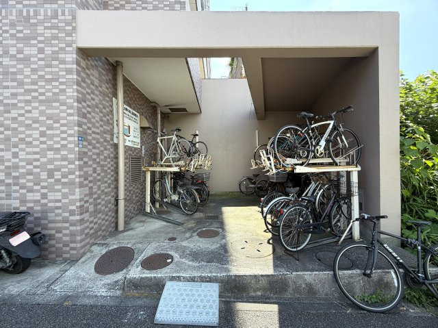 四季の森と名が付く様に、付近には公園が豊富！！つまり、緑と共に暮らすと言う一度は憧れるこのテーマを体現したような立地！！逆に、近すぎないってのも良いんです！な、『ルピナス四季の森公園』リフォームの駐輪場