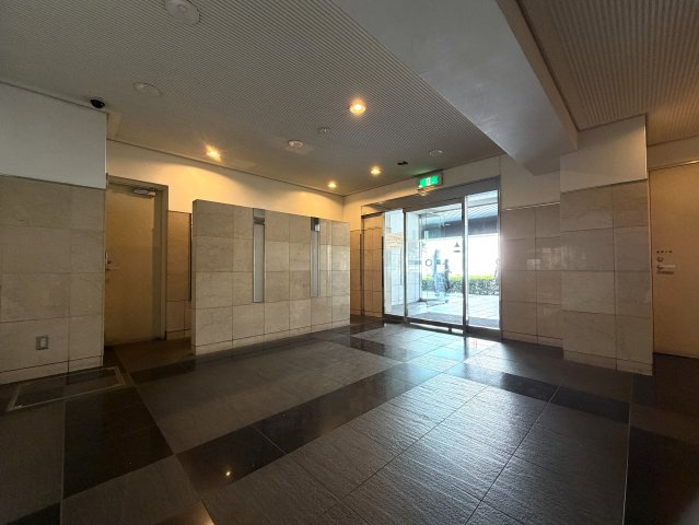 四季の森と名が付く様に、付近には公園が豊富！！つまり、緑と共に暮らすと言う一度は憧れるこのテーマを体現したような立地！！逆に、近すぎないってのも良いんです！な、『ルピナス四季の森公園』リフォームのロビー