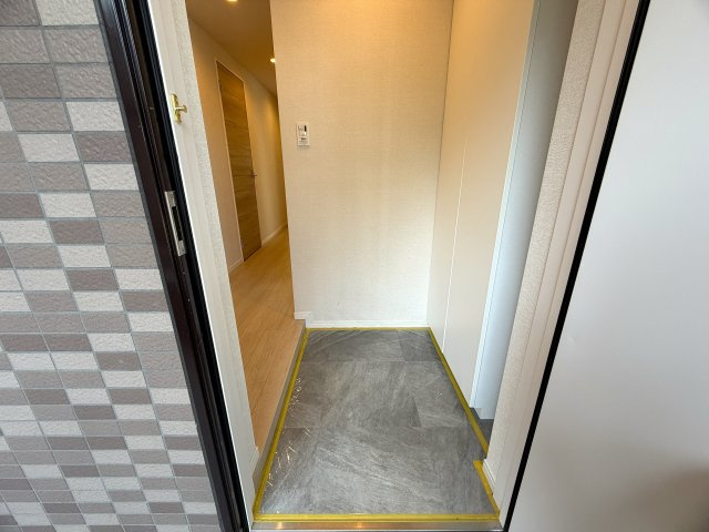 四季の森と名が付く様に、付近には公園が豊富！！つまり、緑と共に暮らすと言う一度は憧れるこのテーマを体現したような立地！！逆に、近すぎないってのも良いんです！な、『ルピナス四季の森公園』リフォームの玄関|落ち着いた玄関です