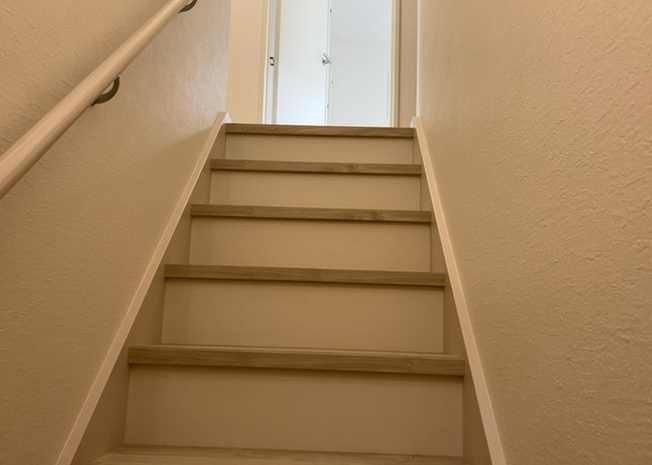 【内装】 | 建物の上下階の通路である階段は、その位置によって動線や室内の印象が大きく左右されます。手摺にも重要な役割があり、転倒の防止・歩行や動作を円滑にして日常生活を支えることを主な目的として設置されています。