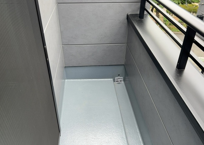 【バルコニー】 | バルコニーは、室外の専用スペースのうち、「屋根がなく開放された空間」であるものを指します。ベランダより広いタイプのものが多く、日当たりもよいため家庭菜園などを楽しみたい人にとって適した環境となります。