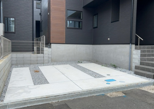 【駐車場】 | 駐車場と明記されていても、最小スペースでつくられた駐車場だと大型車は駐車できなかったり、出入りしにくくなったりする可能性があります。お車のサイズと購入したい物件の駐車場のサイズを現地で確認しましょう。