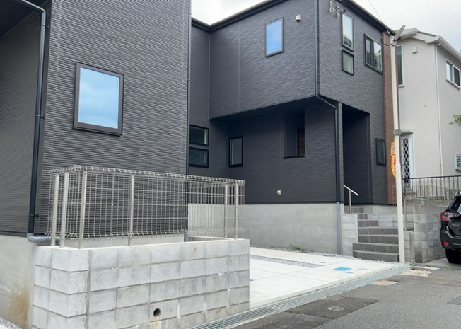【前面道路含む現地写真】 | 住宅用の土地では前面道路に2m以上接していなければならないと法律で定められています。しかし、お持ちの車のサイズやライフスタイルなどにより、2mでは利便が悪い場合もございますので、事前に確認しましょう。