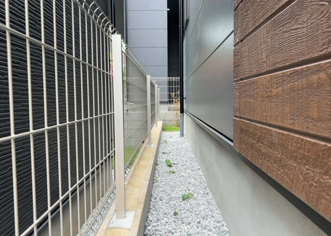 【庭】 | 庭があることでガーデニングや家庭菜園はもちろん、こどもの遊び場やペットを放して遊ぶことができます。また、家の周囲に余裕があるということです。隣地との間があれば、十分な日当たりと、風通しが確保できます。