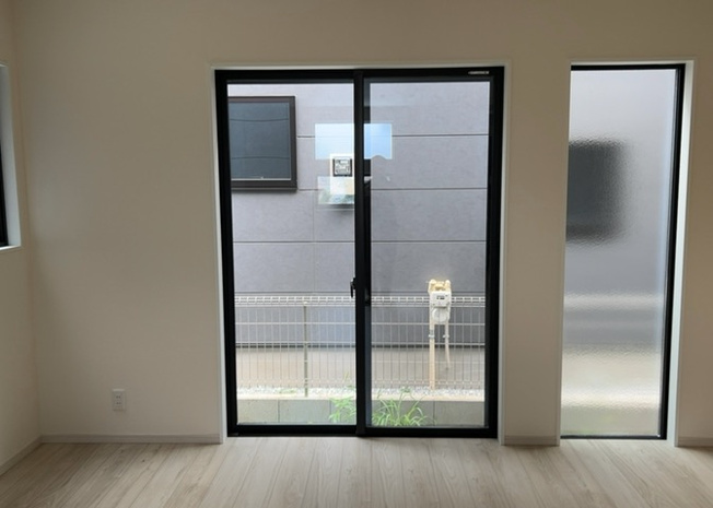 【内装】 | サッシとは、ガラス窓に使用される金属製の窓枠のことです。一般的に住宅建築では、金属製建具工事の段階で備え付けるもので、ガラス類や玄関、バスルームのスチール製のドアなどと同じタイミングで工事を行います。