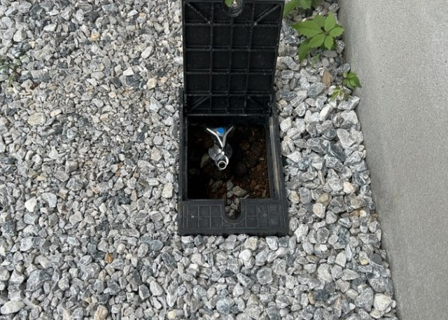 【設備】 | 敷地内には、散水栓や立水栓があります。水道水を直接利用できるため、水を運ぶ手間を省くことが出来ます。大量の水を必要とする洗車作業や清掃などに役立ちます。その他設備とあわせて、現地でご確認ください。
