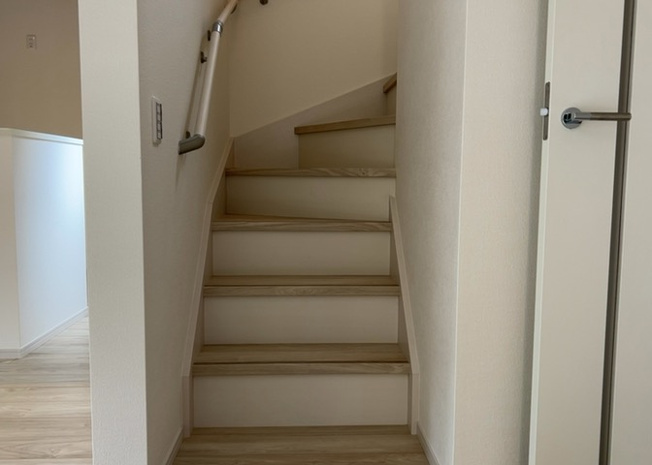 【内装】 | 建物の上下階の通路である階段は、その位置によって動線や室内の印象が大きく左右されます。手摺にも重要な役割があり、転倒の防止・歩行や動作を円滑にして日常生活を支えることを主な目的として設置されています。