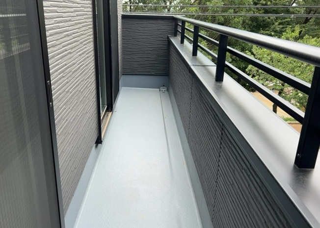 【バルコニー】 | バルコニーは、室外の専用スペースのうち、「屋根がなく開放された空間」であるものを指します。ベランダより広いタイプのものが多く、日当たりもよいため家庭菜園などを楽しみたい人にとって適した環境となります。