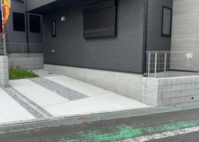 【駐車場】 | 駐車場と明記されていても、最小スペースでつくられた駐車場だと大型車は駐車できなかったり、出入りしにくくなったりする可能性があります。お車のサイズと購入したい物件の駐車場のサイズを現地で確認しましょう。