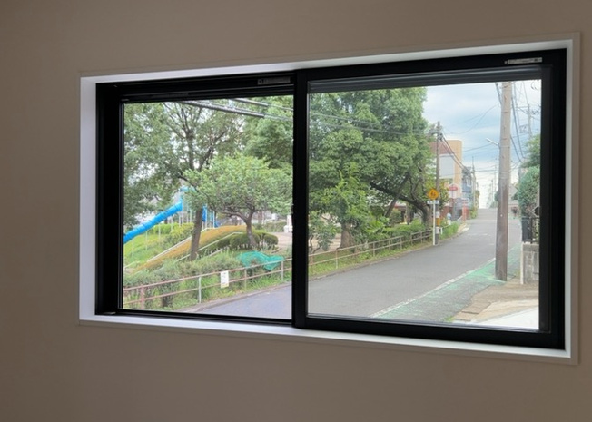 【内装】 | サッシとは、ガラス窓に使用される金属製の窓枠のことです。一般的に住宅建築では、金属製建具工事の段階で備え付けるもので、ガラス類や玄関、バスルームのスチール製のドアなどと同じタイミングで工事を行います。