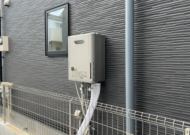 【発電・温水設備】 | 省エネ給湯器とは従来型の給湯器より熱効率が高く、少ない燃料でたくさんのお湯を沸かすことが出来る高効率な給湯器のことを指します。また、省エネ給湯器には種類があり、利便性や効果なども様々です。