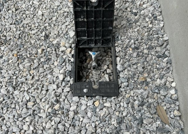 【設備】 | 敷地内には、散水栓や立水栓があります。水道水を直接利用できるため、水を運ぶ手間を省くことが出来ます。大量の水を必要とする洗車作業や清掃などに役立ちます。その他設備とあわせて、現地でご確認ください。