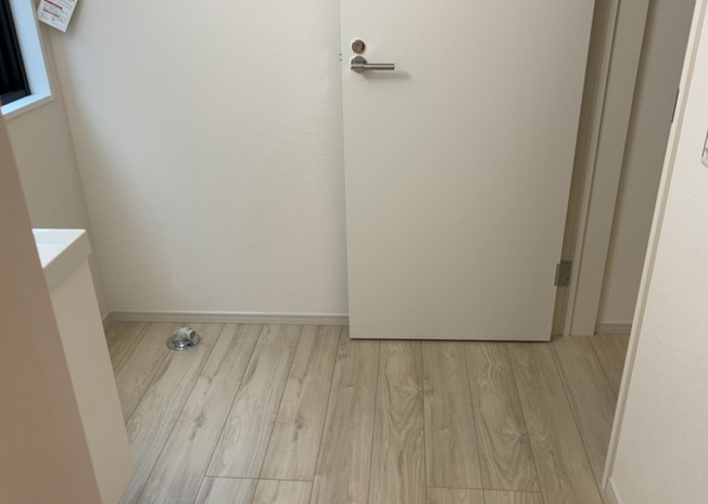 【脱衣所】 | 多くの戸建て住宅で見かける洗面脱衣所は、洗面台と洗濯機が2畳ほどのスペースに並べられていて、洗面所が脱衣所を兼ね備えている間取りが一般的です。お客様が利用することもある、パブリックな空間でもあります。