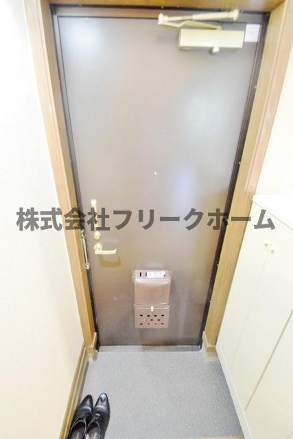 小金井市東町２丁目のアパートの玄関