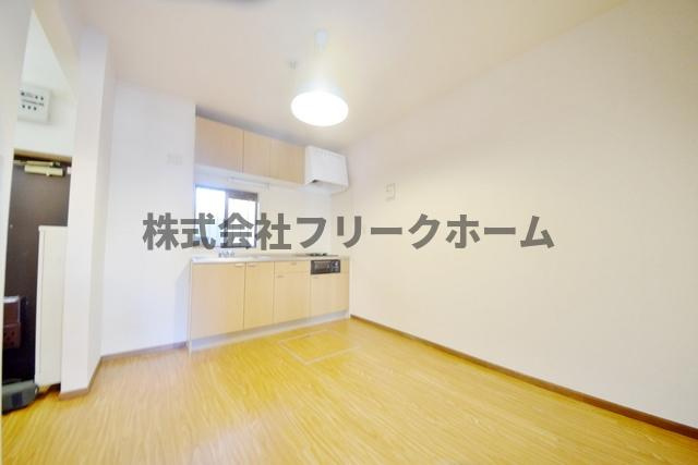 小金井市東町２丁目のアパートの居間・リビング