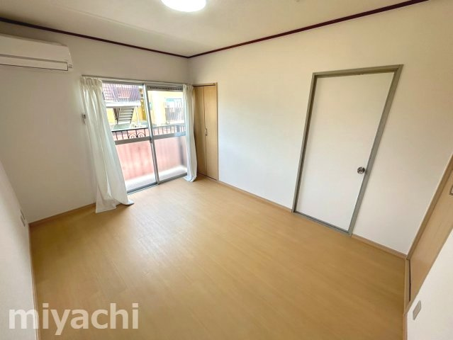 徳島市北島田町２丁目のアパートの居間・リビング