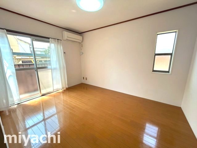 徳島市北島田町２丁目のアパートの居間・リビング