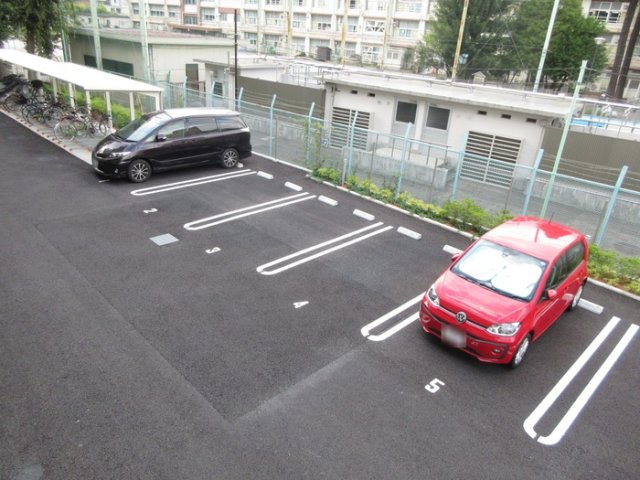 ホワイトバーチの駐車場