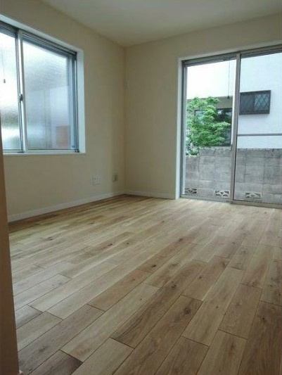 【居間・リビング】 | SUNハイツ | 明るい洋室！