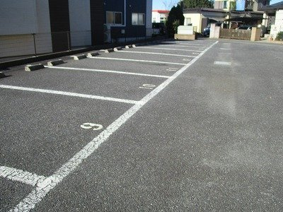 レオパレスエスポアールの駐車場