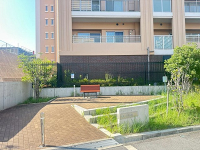 【エントランス】 | マスターズマンション光明池　中楽坊 | ファミリーマートまで徒歩２分！クスリのアオキまで徒歩１０分！お買い物に便利な立地ですね♪