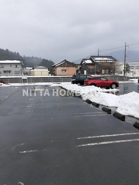 与謝郡与謝野町字石川のアパートの駐車場|敷地内に駐車場も完備!(^^)!