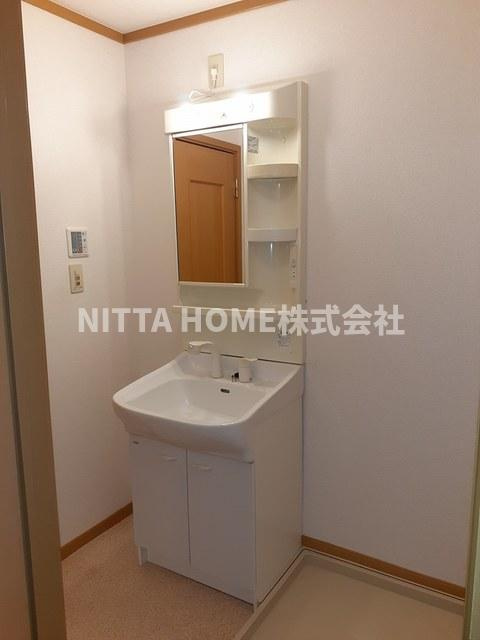 与謝郡与謝野町字石川のアパートの洗面所|シャワー付きの洗面台朝の準備も楽々です♪