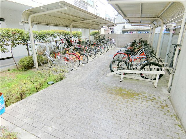 シエールグラン大森西のその他共用部分|屋根付きラック式の駐輪場