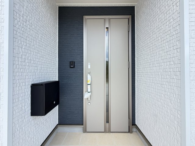 南城市佐敷伊原　第2（全4棟）4号棟の玄関|※同仕様写真です　スマートキー付き♪