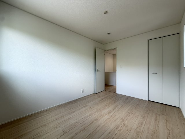 南城市佐敷伊原　第2（全4棟）4号棟の洋室|4号棟　洋室6帖+収納付き♪