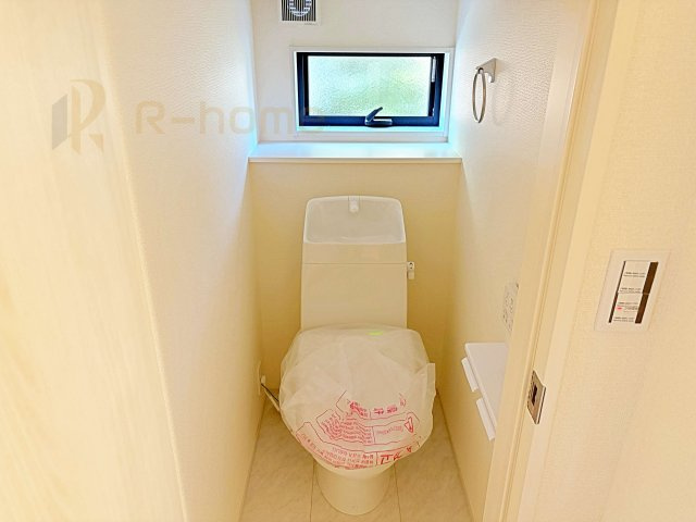 笠間市鯉淵第11　新築戸建て　1号棟のトイレ|温水洗浄便座付きのトイレ。
トイレが２ヵ所設置で朝の忙しい時間でも安心です。