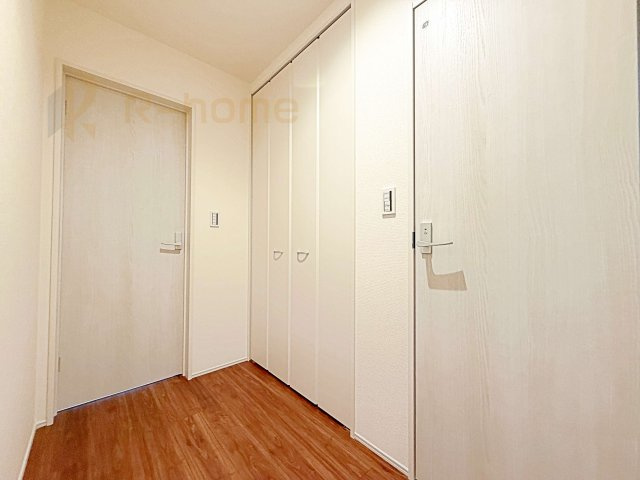 笠間市鯉淵第11　新築戸建て　1号棟の収納|掃除用具などの収納に便利なホール収納！
