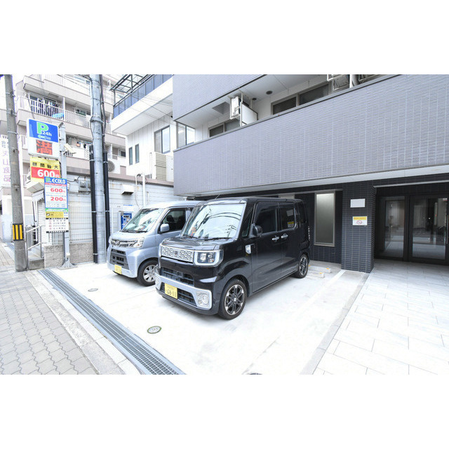 Uresidence新大阪の駐車場