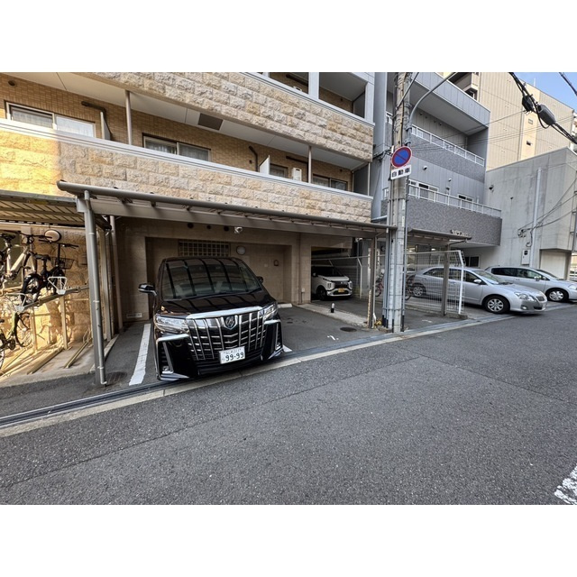 ブランドールM・西長堀の駐車場