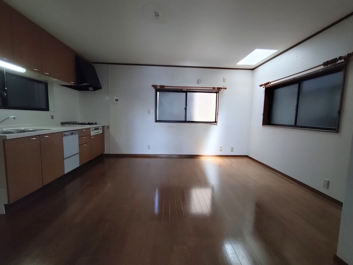 南塚口町七丁目中古戸建の居間・リビング|解放感・採光性高いトップライト付きのLDK。