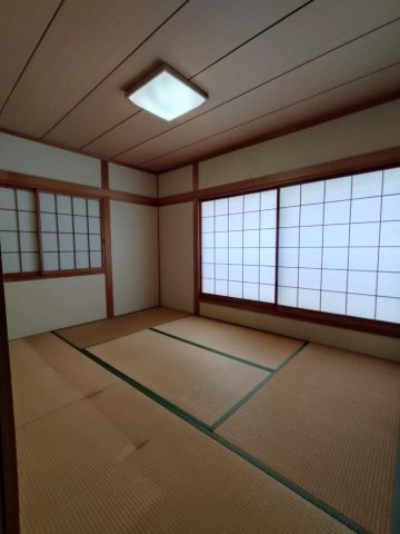 南塚口町七丁目中古戸建の和室|３階約６．０帖和室、ワイドな窓からの採光も十分にあり明るい居室です。