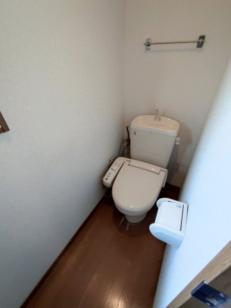 南塚口町七丁目中古戸建のトイレ|２階トイレ、温水洗浄便座付き