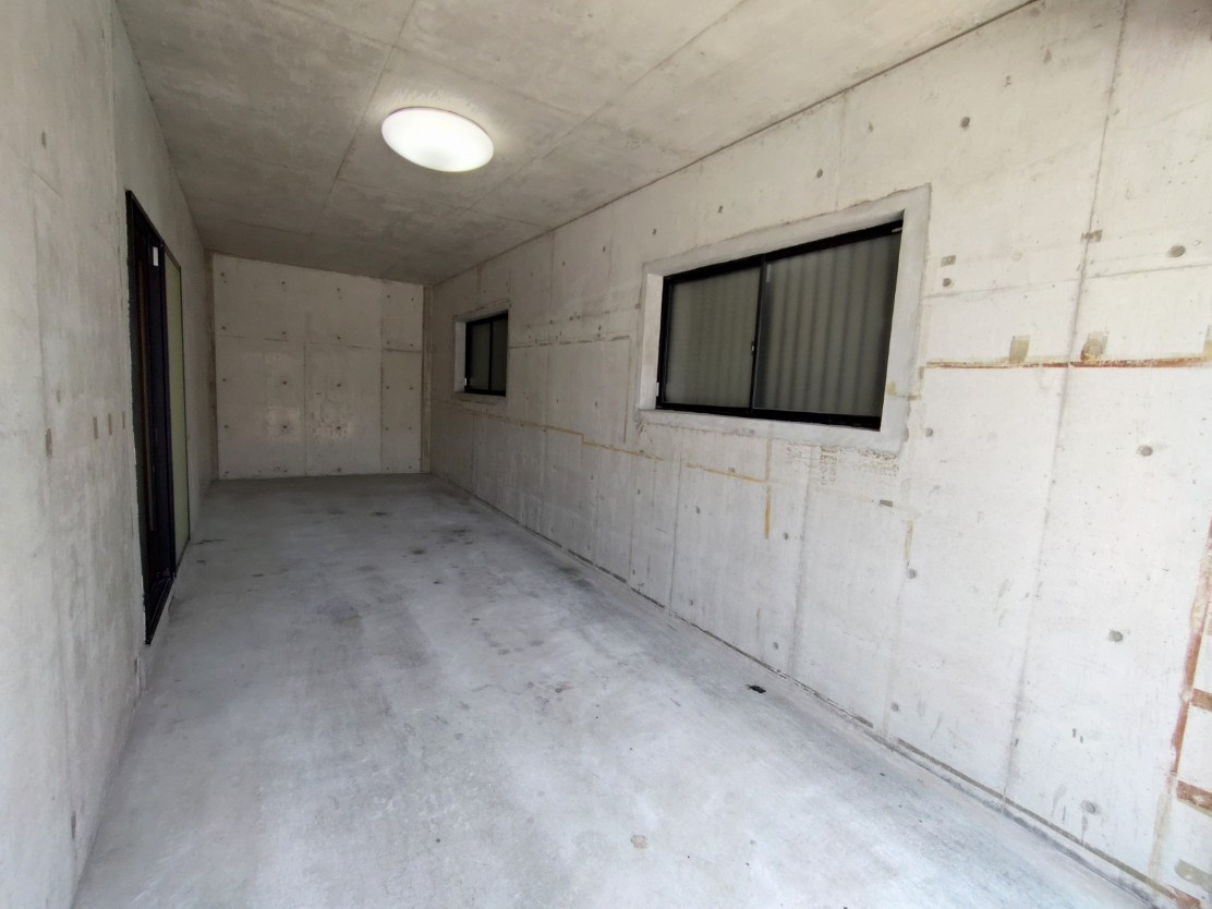 南塚口町七丁目中古戸建の駐車場|窓があり換気ができるシャッター付きガレージ、ハイルーフ車も駐車可能。