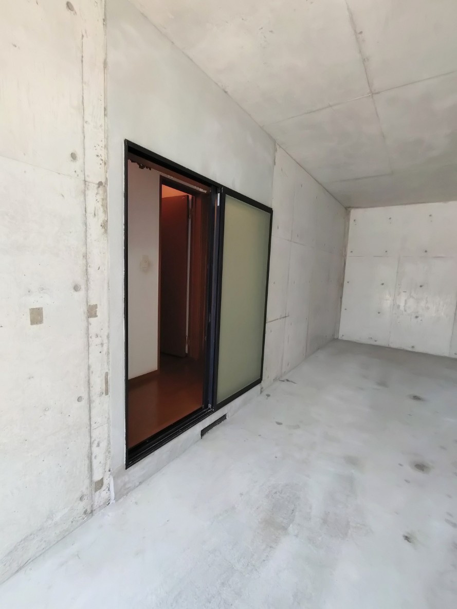 南塚口町七丁目中古戸建の駐車場|窓があり換気ができるシャッター付きガレージ、ハイルーフ車も駐車可能。