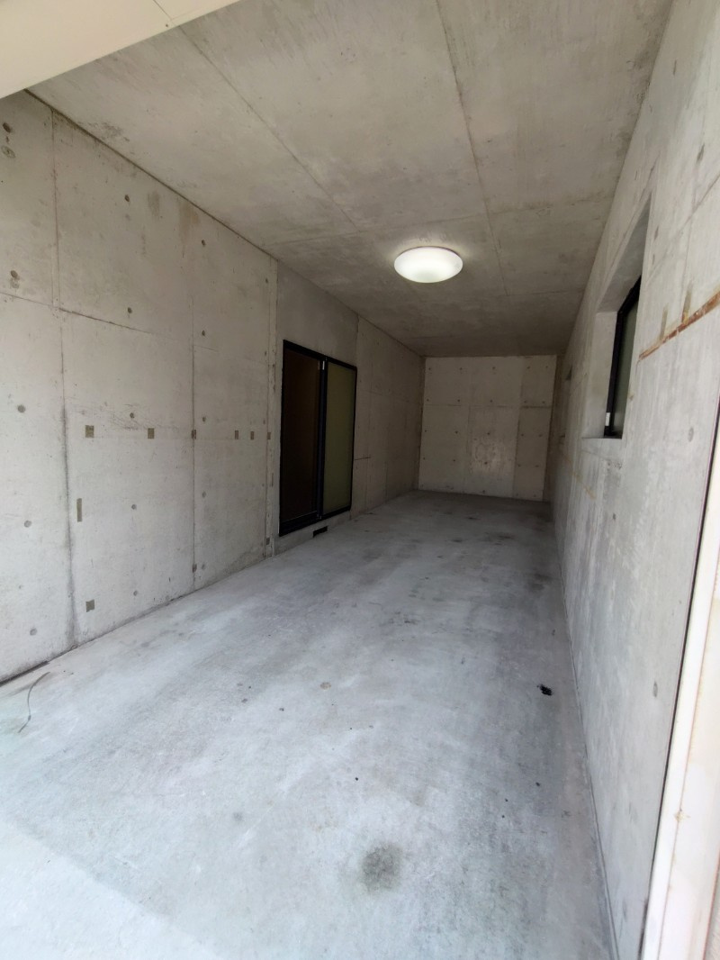 南塚口町七丁目中古戸建の駐車場|窓があり換気ができるシャッター付きガレージ、ハイルーフ車も駐車可能。