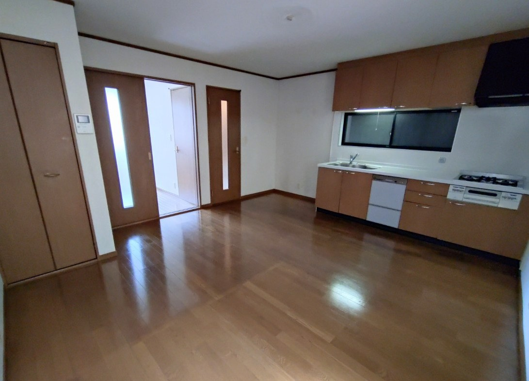 南塚口町七丁目中古戸建の居間・リビング|ゆったりした調理スペースが確保されたキッチン。