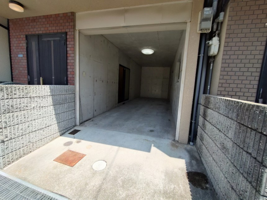 南塚口町七丁目中古戸建の駐車場|窓があり換気ができるシャッター付きガレージ、ハイルーフ車も駐車可能。