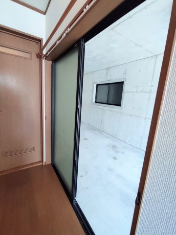 南塚口町七丁目中古戸建のその他|１階廊下部分、ガレージと直結しているため、こちらからも出入りが可能。