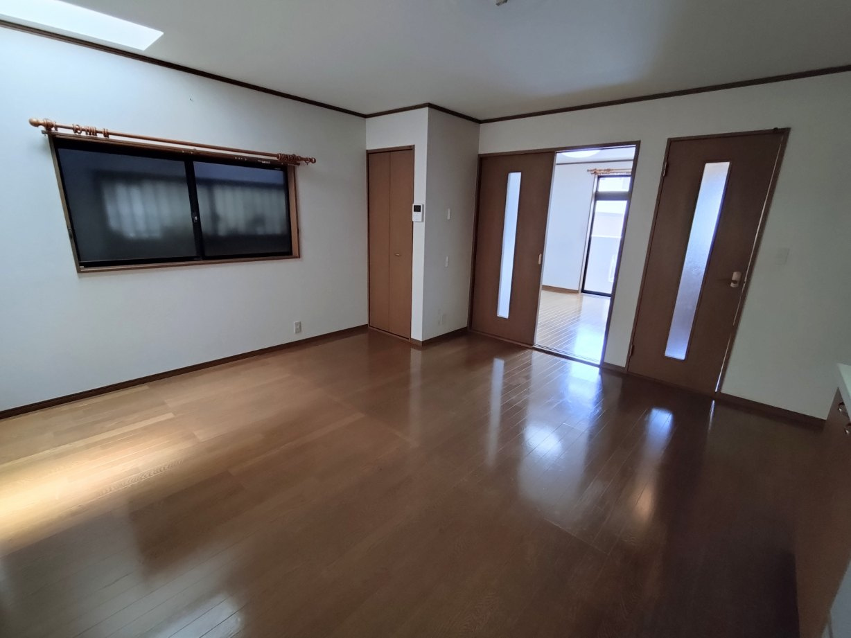 南塚口町七丁目中古戸建の居間・リビング|解放感・採光性高いトップライト付きのLDK。