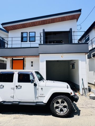 Life Begins in the Garage. 好きな時間が、家の中心になるの駐車場