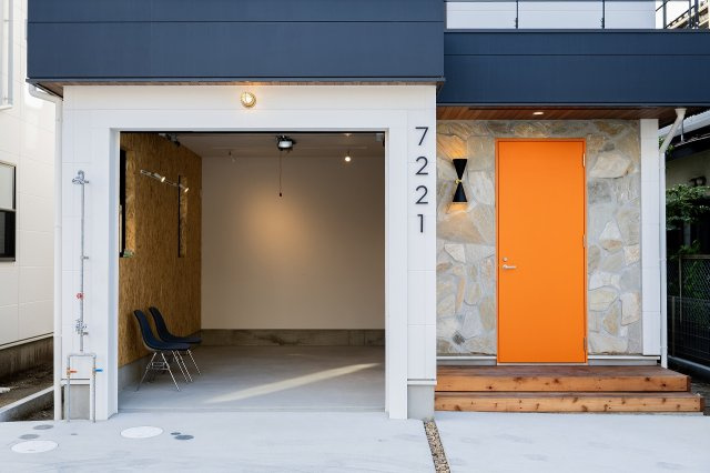 Life Begins in the Garage. 好きな時間が、家の中心になるの間取り