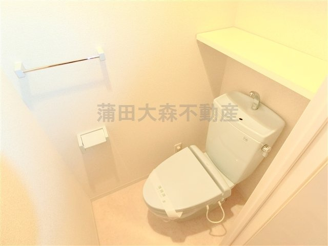 グランアリュール大鳥居のトイレ|棚と温水暖房便座付きのトイレ